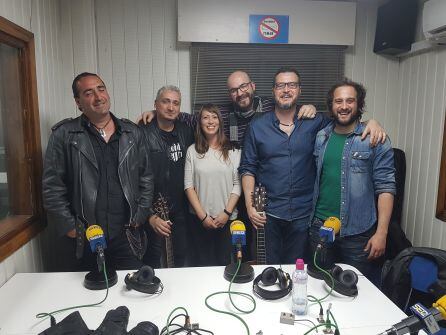 Componentes de Fundido a Negro posan junto a Ana Gómez y Manu Flores