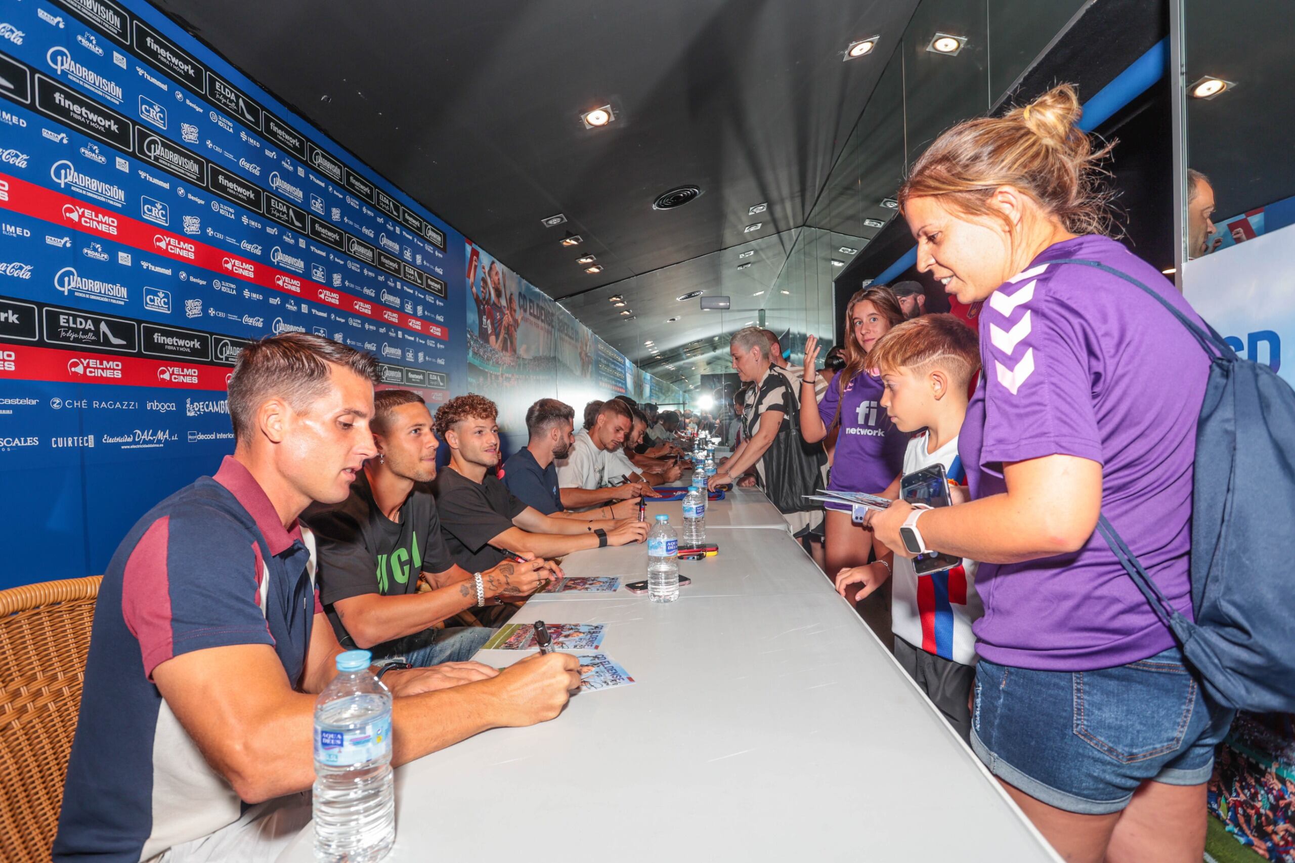 Aficionados buscando la firma de los futbolistas del Eldense