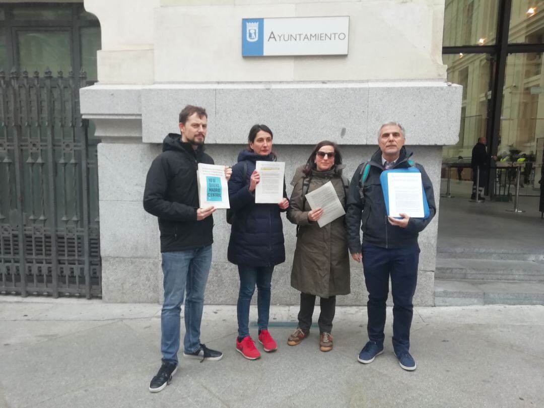 Miembros de la Plataforma en Defensa de Madrid Central han presentado en el Ayuntamiento alegaciones al proyecto Madrid 360. 