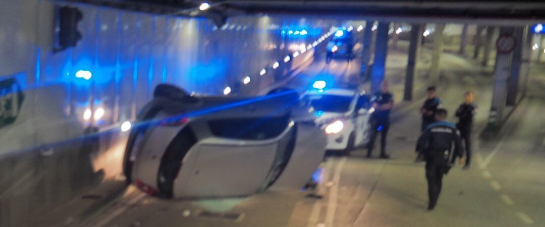 Coche volcado en el túnel de María Pita