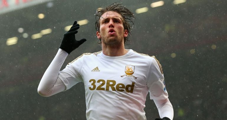 Michu celebrando un gol con el Swansea