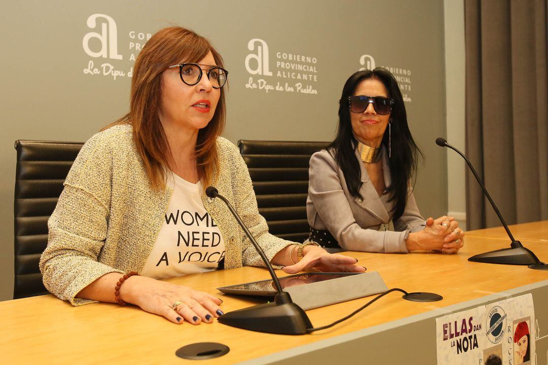 La diputada de Familia y Ciudadanía, Mercedes Alonso (i), y la cantante Cristina del Valle (d), en la presentación de &quot;Mujeres y sororidad&quot;.