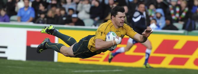 El jugador de los &#039;Wallabies&#039; australianos Adam Ashleigh-Cooperse en acción frente a la selección italiana en el estadio North Harbour de Auckland