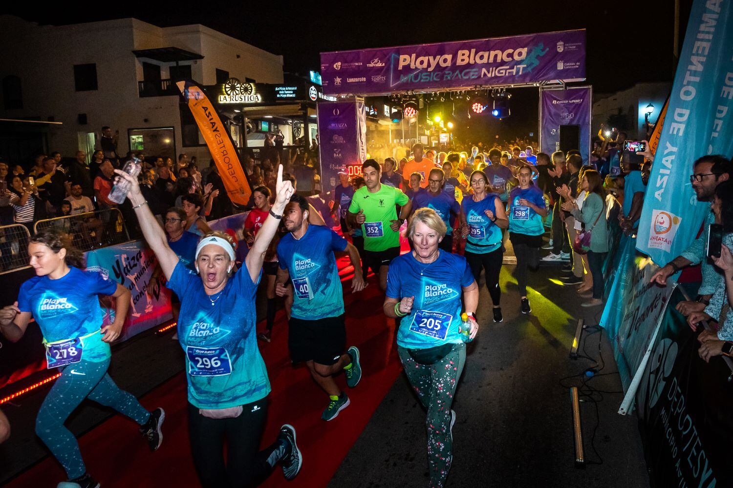 Algunos de los participantes en la carrera.