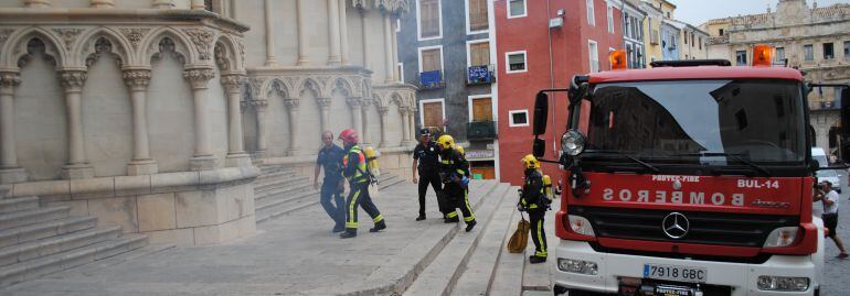 Momento en el que los bomberos llegaban a la catedral.