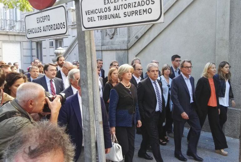 Francesc Homs, acompayat d'Artur Mas, Neus Munté, Irene Rigau i altres polítics, arriba a la seu del Tribunal Suprem