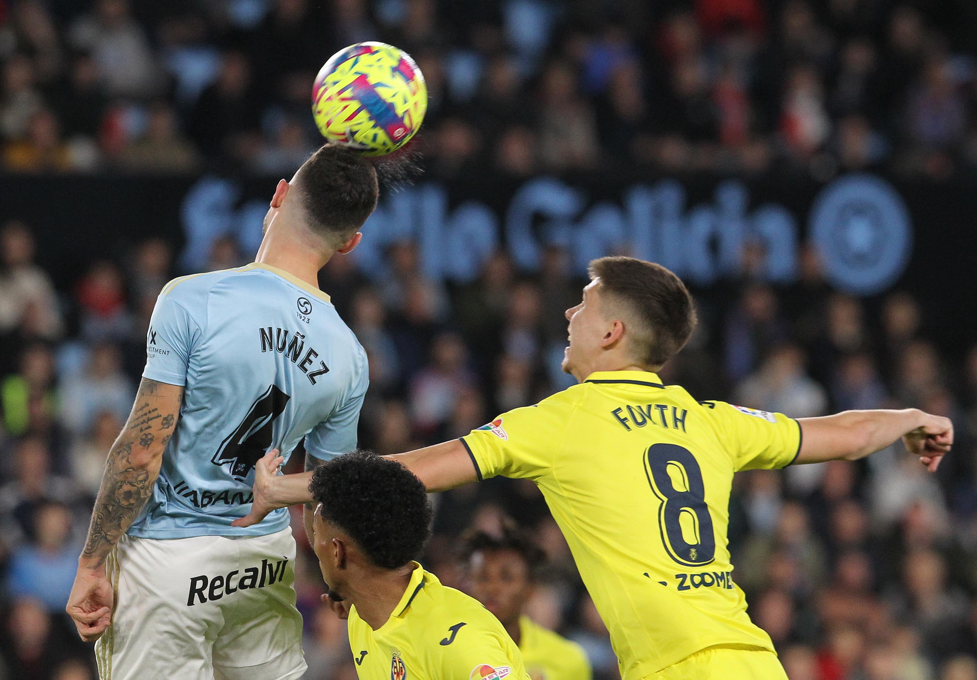 VIGO (PONTEVEDRA), 13/01/2023.- El defensa del Celta de Vigo Unai Núñez (i) salta por el balón con el argentino Juan Foyth (d), del Villarreal, durante el partido de la jornada 17 de LaLiga que Celta de Vigo y Villarreal CF disputan este viernes en el estadio de Balaídos, en Vigo. EFE/Salvador Sas
