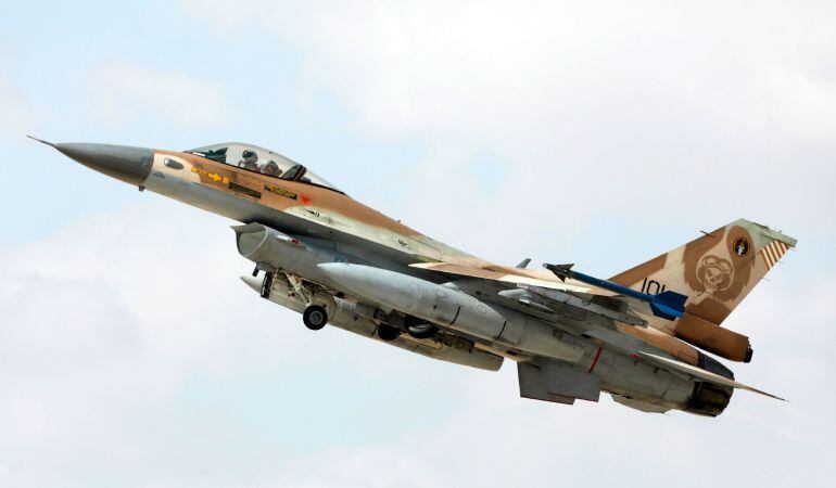 Los medios israelíes informan que un avión de combate israelí F-16 fue derribado por sistemas antiaéreos sirios.