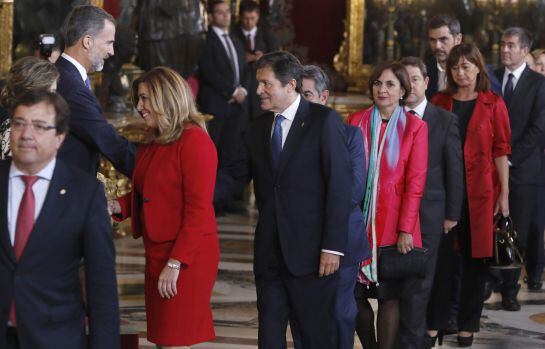 Los reyes saludan a los presidentes regionales, de Extremadura, Guillermo Fernández Vara (i); de Andalucía, Susana Díaz (2i), y de Asturias, Javier Fernández (3i), entre otros