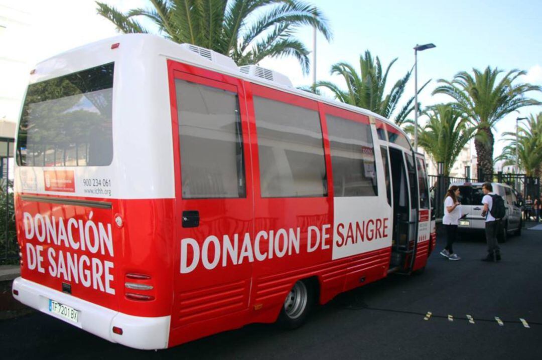 Unidad móvil para donar sangre en Canarias. 