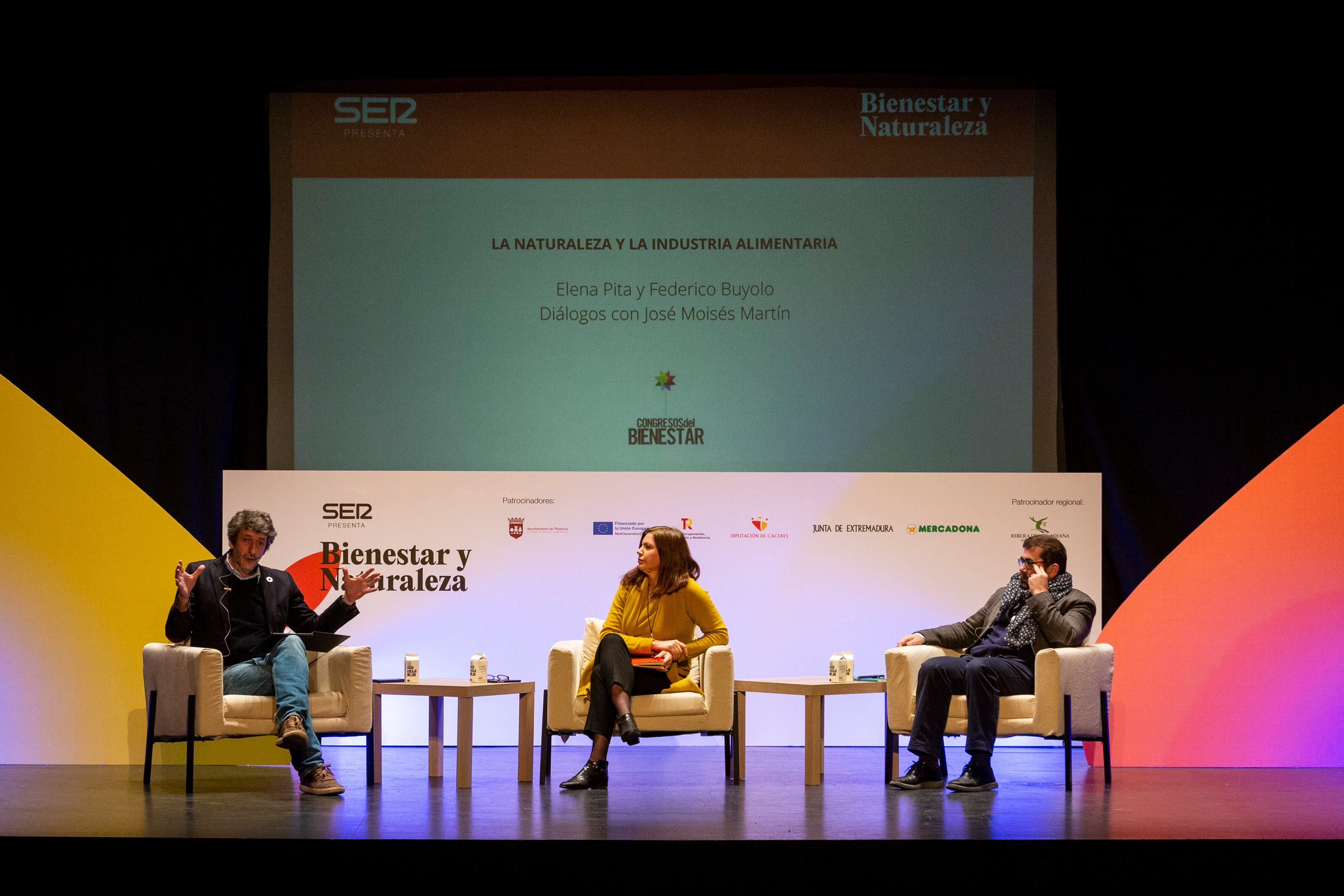 Mesa de la naturaleza y la industria alimentaria con Elena Pita y Federico Buyolo y  José Moisés Martín