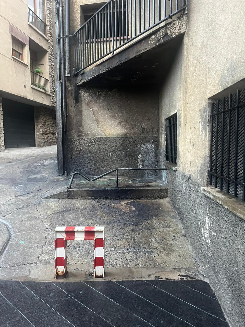 Els operaris de la capital han retirat les restes de l'incendi que es va produir ahir a la placeta del Puial