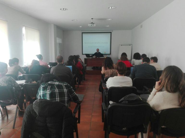 El curso se ha venido desarrollando desde el pasado mes de febrero los viernes y sábados