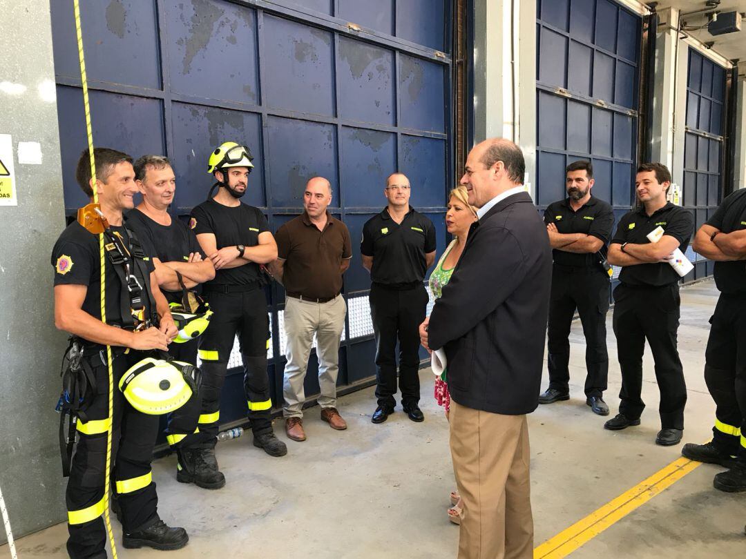 Francisco Vaca, presidente del Consorcio durante la visita al parque de bomberos