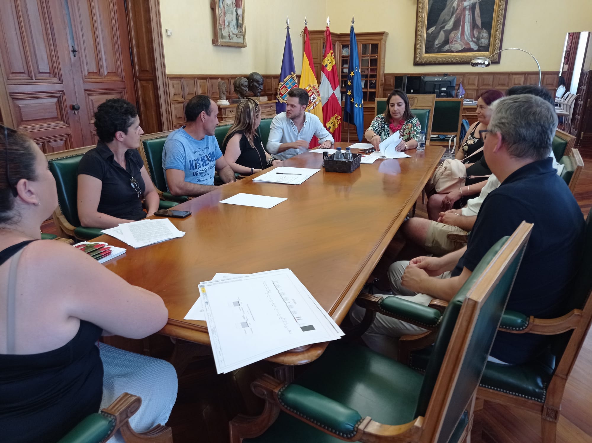 La alcaldesa de Palencia, Miriam Andrés y el concejal de Urbanismo, Álvaro Bilbao, se han reunido con los vecinos del Camino Viejo de Husillos afectados por las obras de ADIF en Palencia