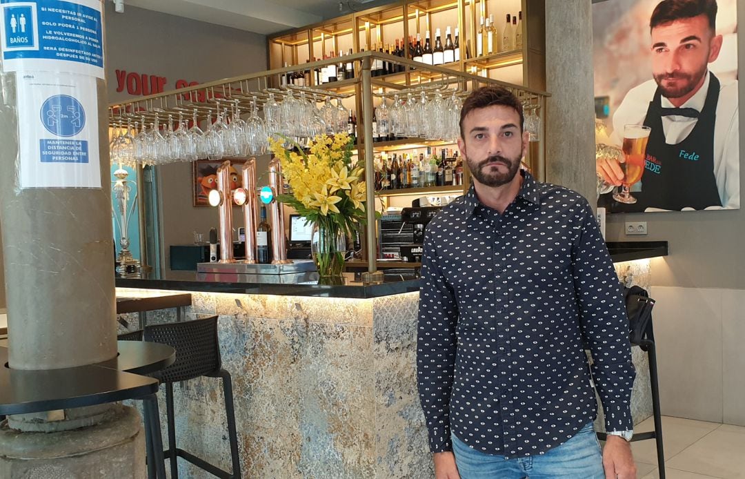 Fede Acosta, propietario del Bar de Fede (en pleno centro de Granada), en su establecimiento horas antes de cerrarlo por las nuevas medidas &#039;anti-covid&#039;