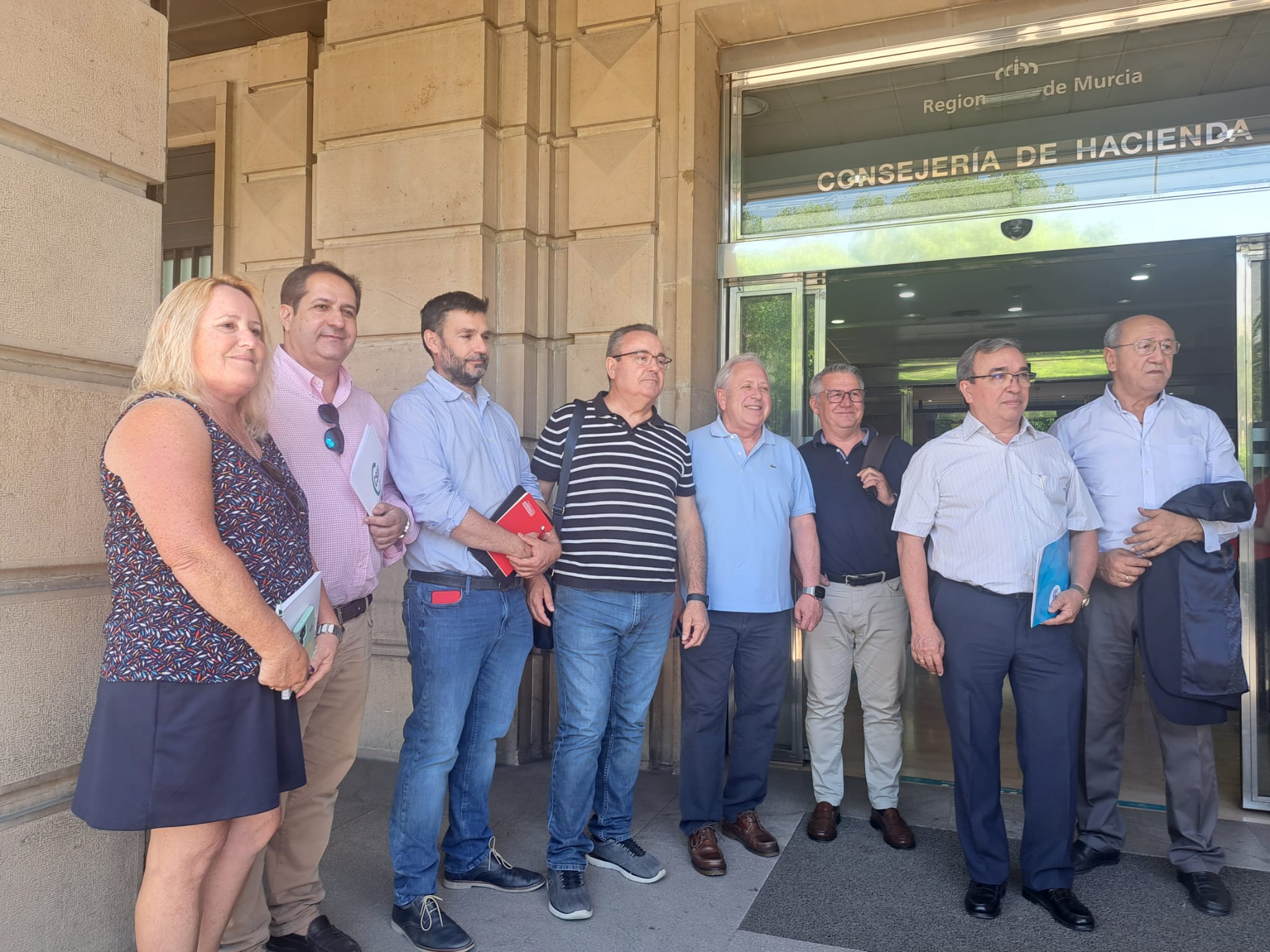 Los representantes sindicatos, antes de reunirse con los representantes de la Comunidad., en la puerta de la Consejería de Hacienda