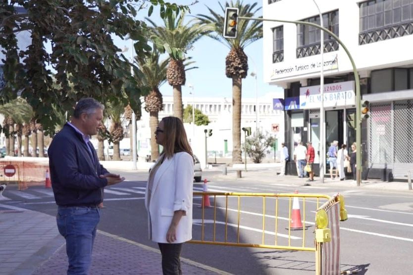 Alfredo Mendoza y María Dolores Corujo, consejero de Obras Públicas y presidenta del Cabildo de Lanzarote respectivamente.