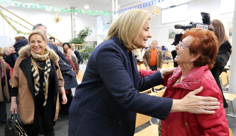 La ministra de Empleo durante su visita a un centro de mayores de Valladolid