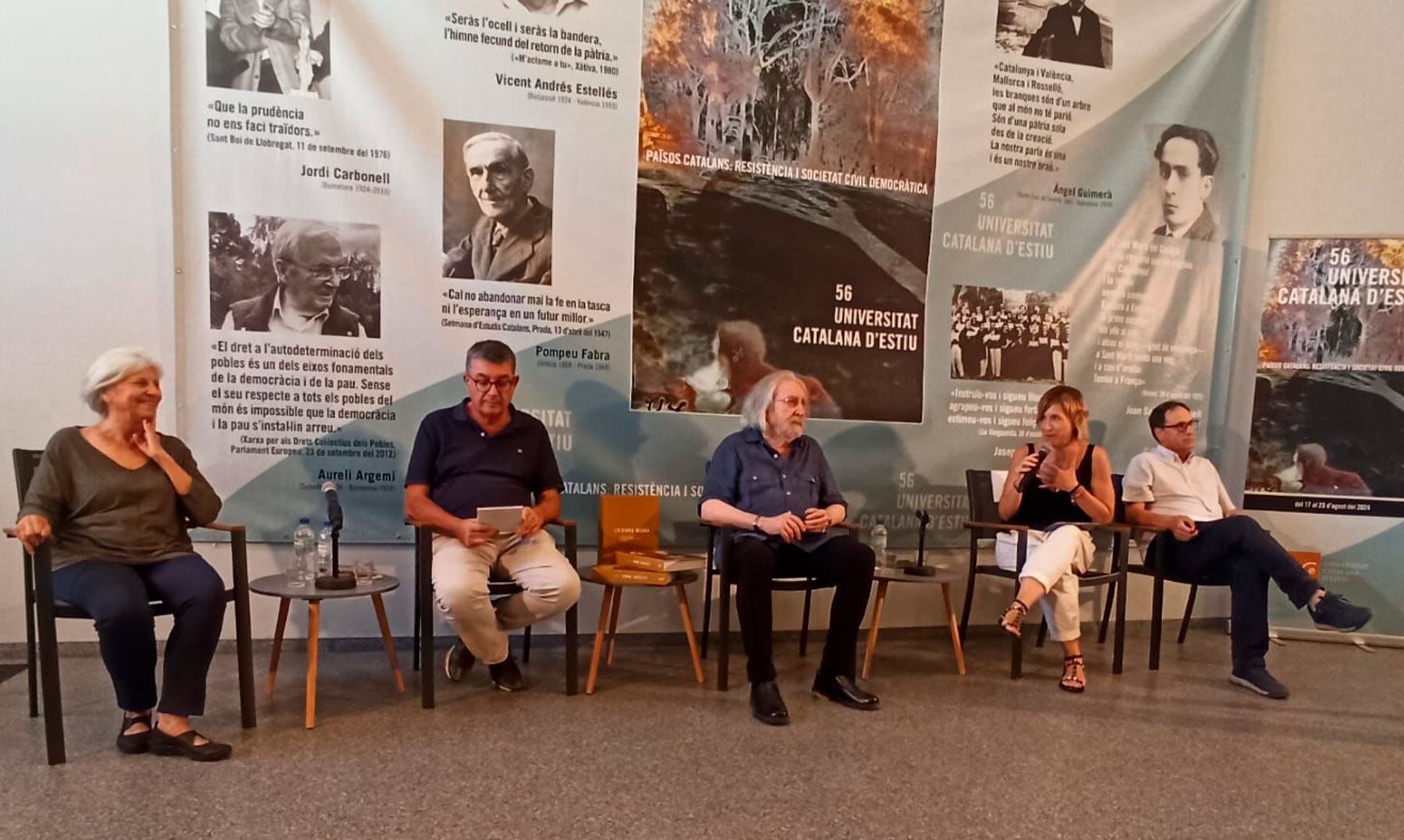 Antoni Miró, en el centre de la imatge, acompanyat per Sofia Bofill, Enric Morera, Elisa Guillem i Vicent Soler