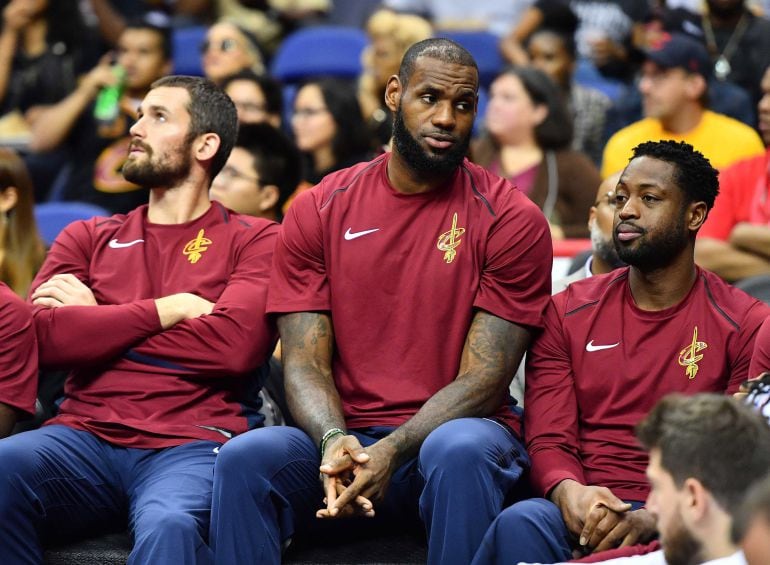 Kevin Love, LeBron James y Dwyane Wade.