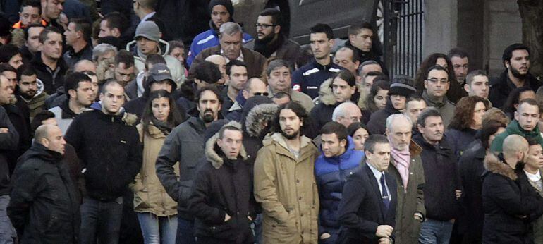 Un momento del entierro del hincha del Deportivo Francisco Javier Romero Taboada, en el cementerio de Feáns en A Coruña, de donde era natural. Al entierro asistieron unas trescientas personas, entre las que se encontraba el expresidente del Deportivo Augu