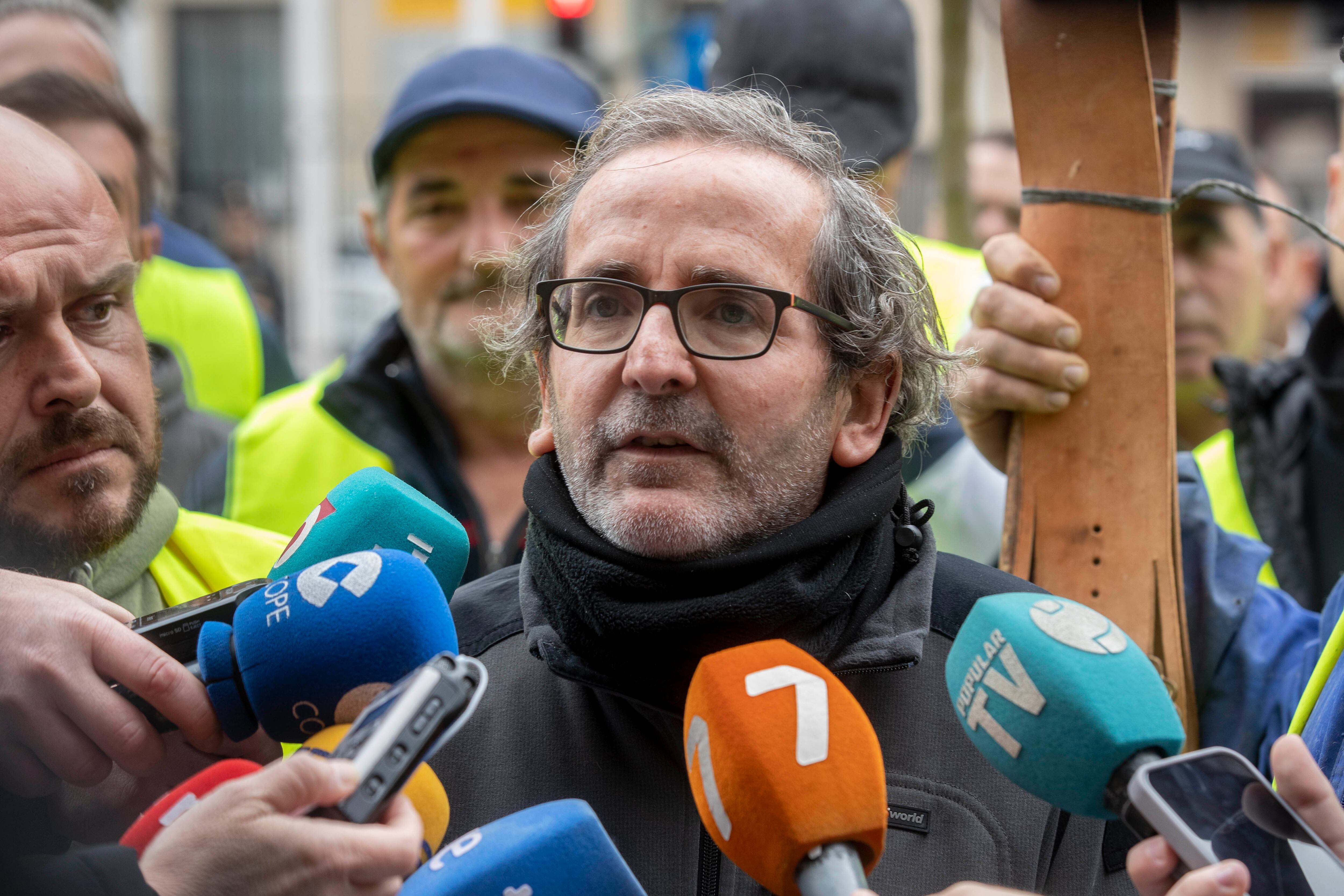 MURCIA, 09/02/2024.- El portavoz de la plataforma 6F, Diego Conesa, atiende a la prensa este viernes a las puertas de la Delegación del Gobierno central en Murcia para comunicar su intención de manifestarse mañana, sábado, coincidiendo con la celebración de la Vuelta Ciclista a Murcia que, han dicho, no pretenden boicotear, aunque saldrán a manifestarse. Este viernes es el cuarto día consecutivo de protesta de los agricultores en toda España. La plataforma 6F, que se desmarca de las organizaciones agrarias oficiales, llama a tomar Madrid desde la próxima medianoche. EFE/Marcial Guillén
