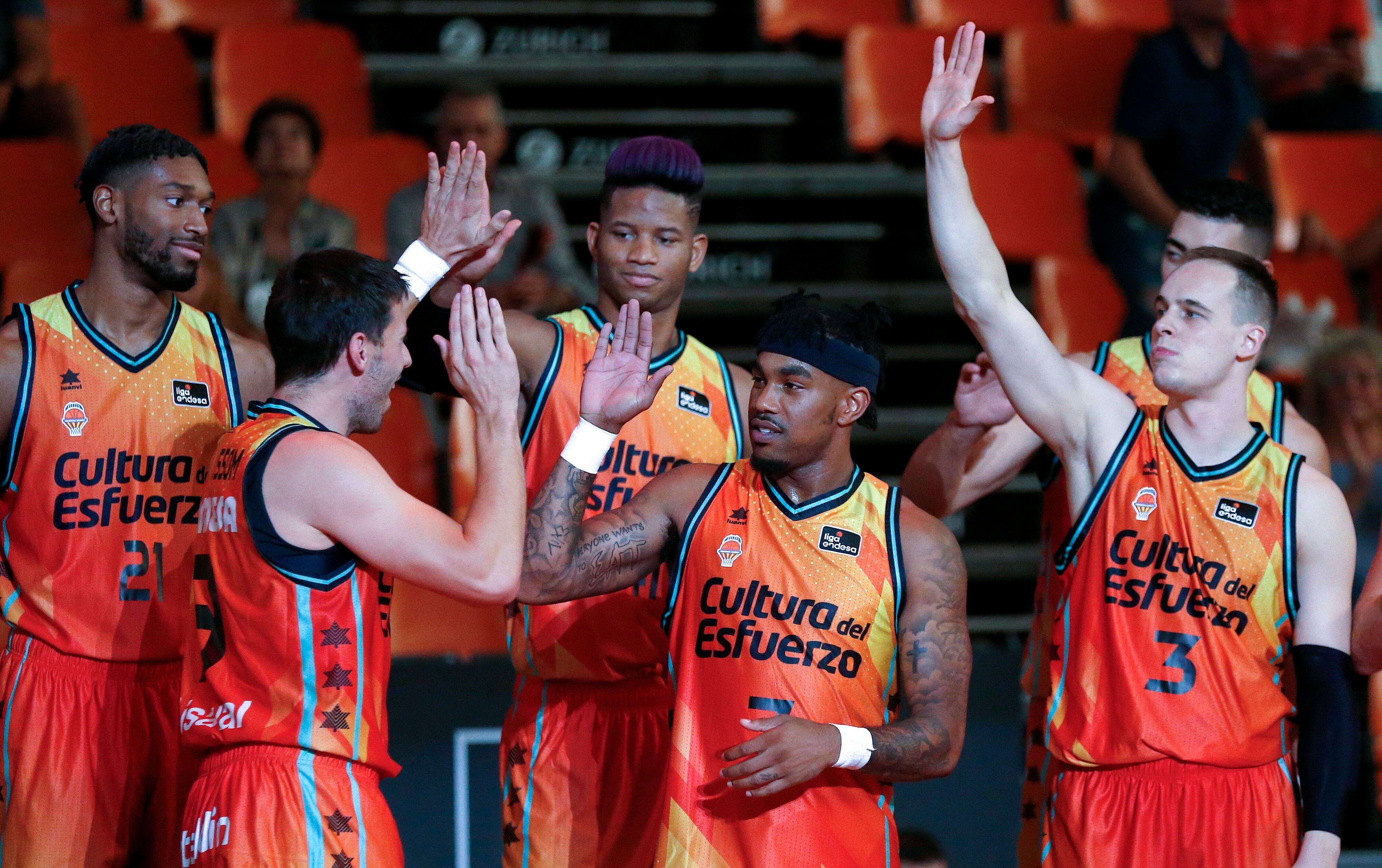 GRAFCVA8592. VALENCIA, 23/09/2022.-- Valencia Basket ha presentado, hoy viernes en el pabellón de la Fuente de San Luis, a sus primeras plantillas masculina y femenina.En la imagen Kyle Alexander (1º i) Sam Van Rossom (2ºi) Jasiel Rivero (c) Chris Jones (2ºd) y Klemen Prepelic.EFE/ Miguel Ángel Polo
