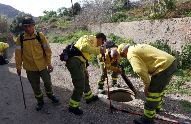 Agentes del INFOCA peinan la zona contigua al lugar de la localidad de Níjar donde desapareció Gabriel Cruz