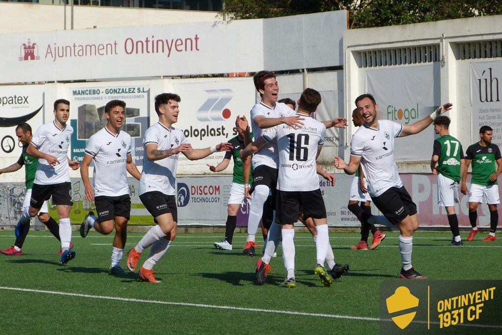 Els jugadors de l'Ontinyent 1931 celebren el gol al Calpe