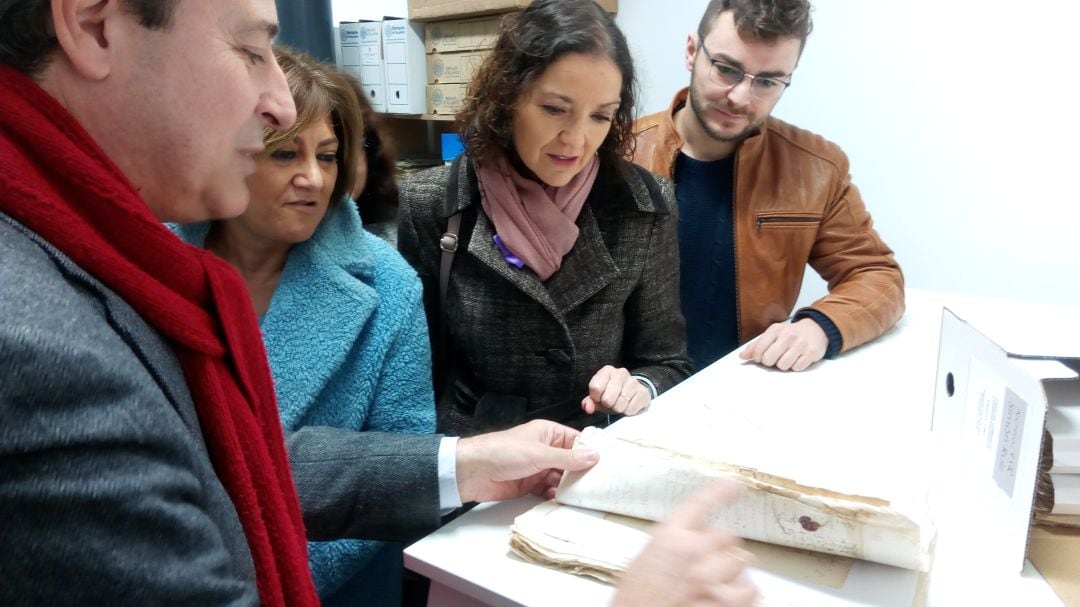 La Ministra de Industria, Comercio y Turismo contempla algunos documentos del Archivo Simón Ruiz