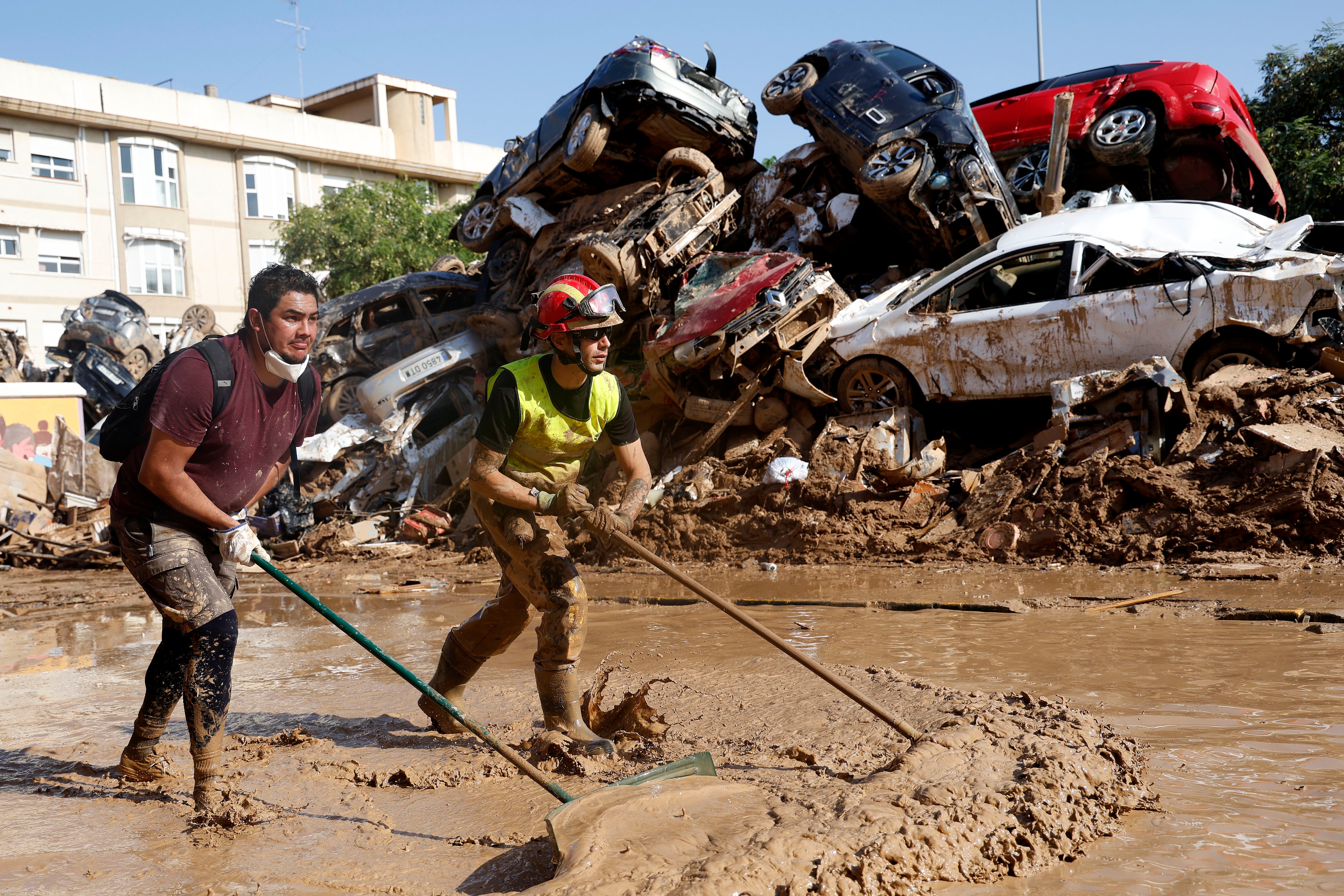 Voluntarios y vecinos despejan una de las calles de Alfafar (Valencia), este miércoles. Voluntarios, fuerzas de seguridad, bomberos, militares y vecinos de las localidades más afectadas por la dana continúan con las tareas de limpieza mientras los equipos de rescate siguen rastreando la zona para intentar localizar a las personas que aún sigue desaparecidas. EFE/Miguel Ángel Polo