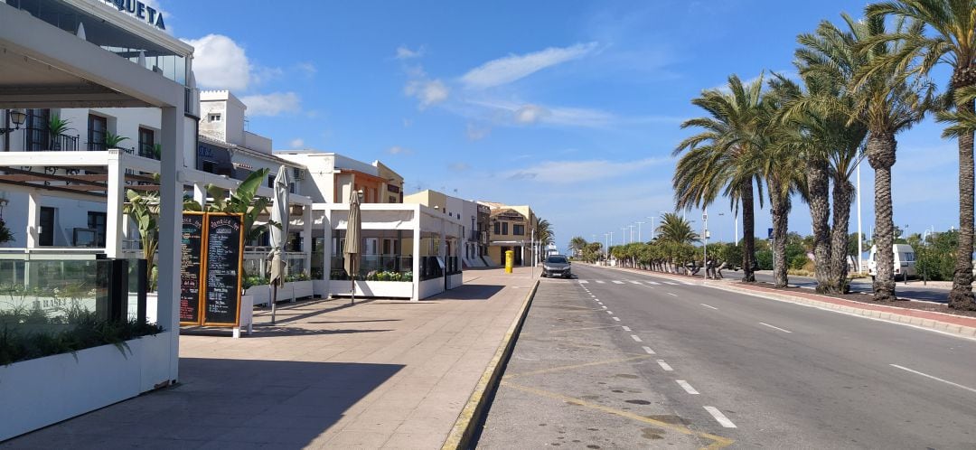 Terrazas vacías en la zona porturia de Dénia.