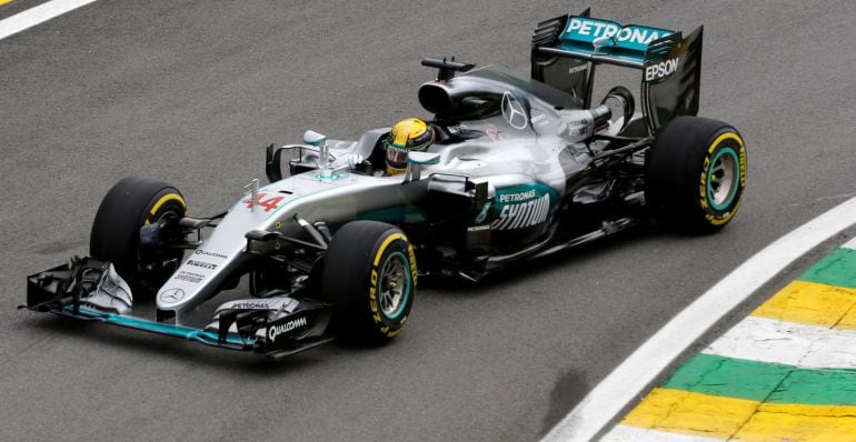 Hamilton toma una curva en Interlagos