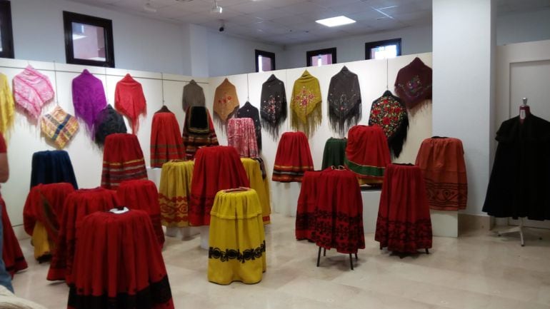 Detalle de la exposición de Indumentaria Tradicional antigua de la Ribera del Duero organizada por la Escuela Municipal de Folklore