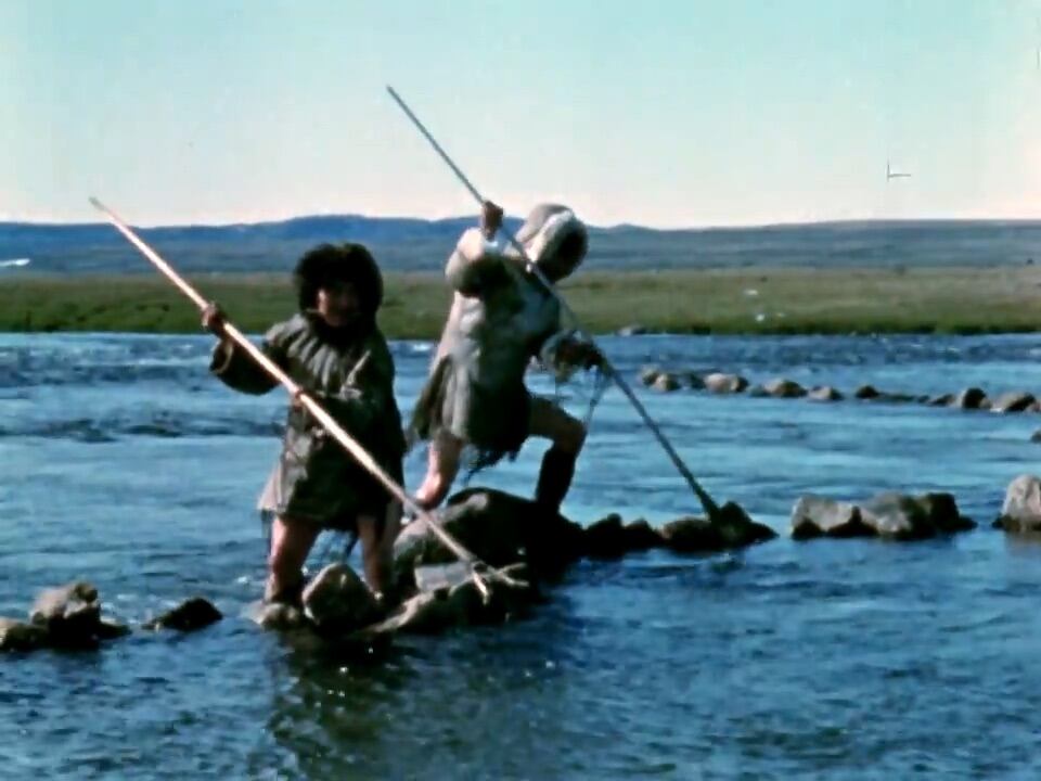 Fotograma del documental &quot;Netsilik. Pescando en la presa de piedra&quot;