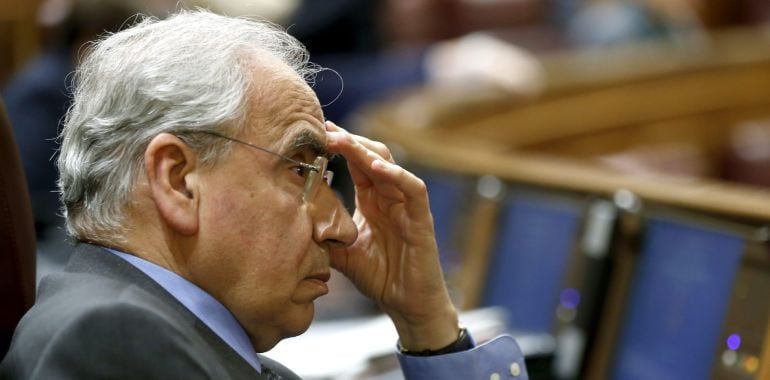 El diputado socialista Alfonso Guerra, durante el pleno del Congreso.