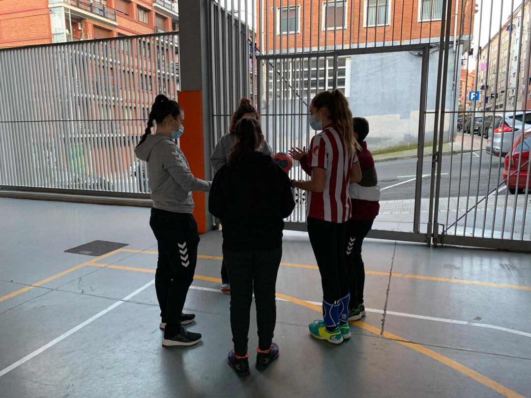 Uno de los grupos burbuja del club de balonmano San Adrián durante su primer entrenamiento tras la reapertura del deporte escolar el pasado 13 de enero. Imagen de archivo