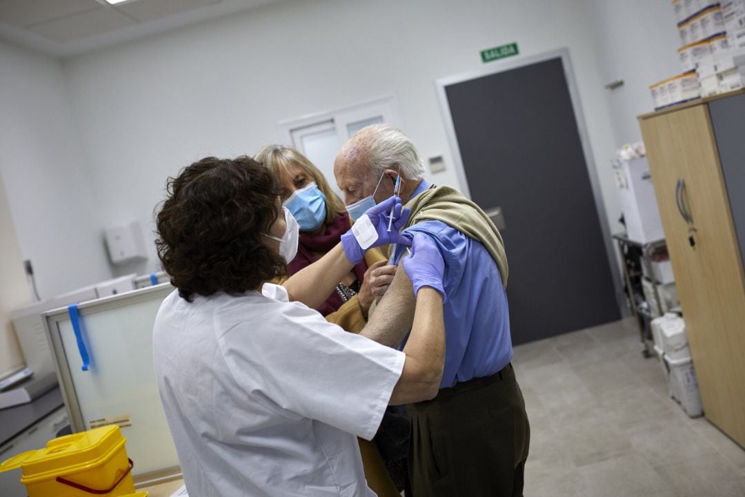 Un octogenario es vacunado con la primera dosis de la vacuna de Pfizer en un centro de salud en Madrid.  