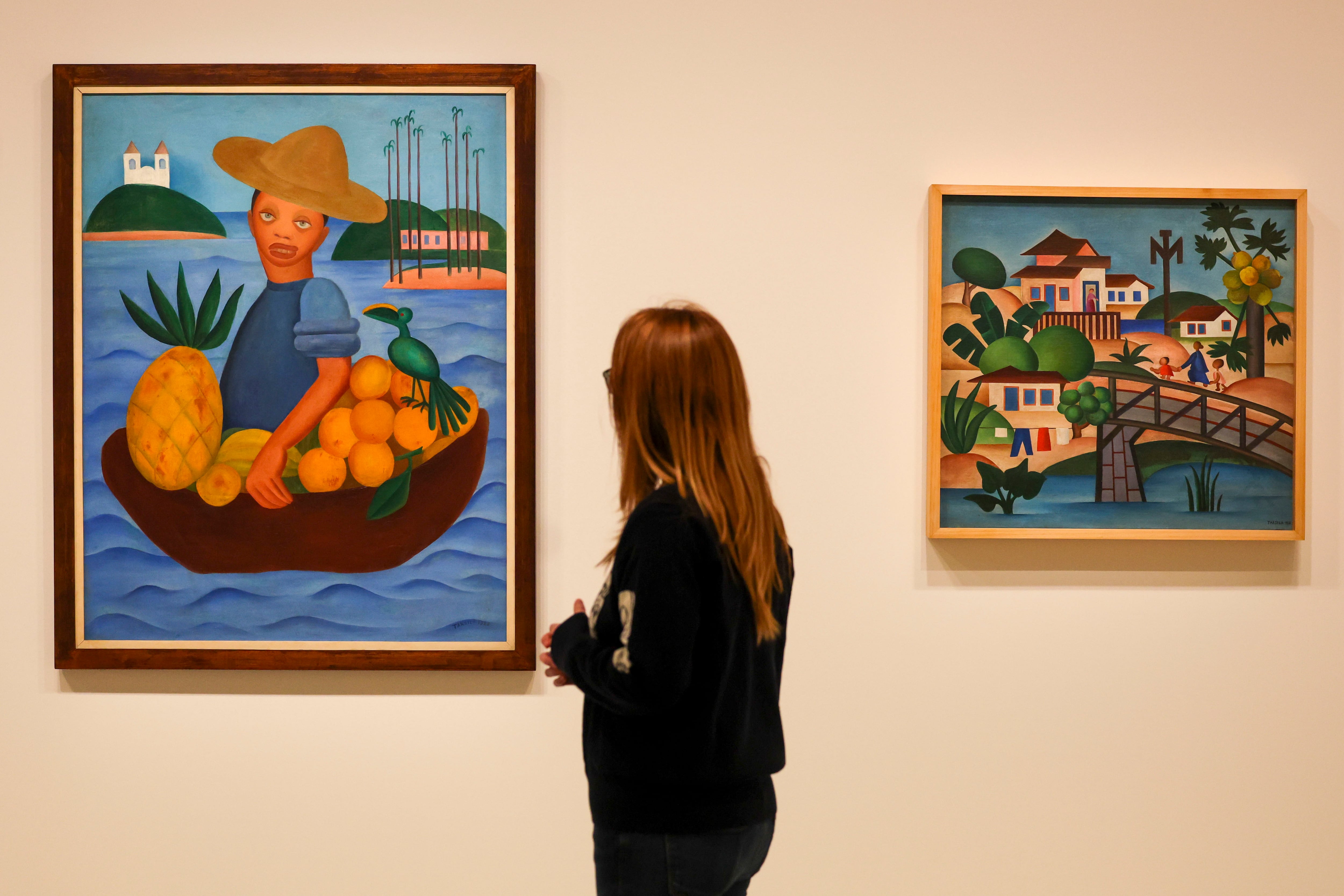 BILBAO, 20/02/2025.-Una persona observa las obras,&quot;Vendedor de frutas 1925&quot; (I) y &quot;O Mamoeiro 1925&quot; de la artista brasileña Tarsila do Amaral en el Museo Guggenheim Bilbao, dentro de la exposición &#039;Tarsila do Amaral. Pintando el Brasil moderno&quot;, una amplia muestra dedicada a una artista considerada una figura central del modernismo brasileño, que se ha inaugurado este jueves.EFE/Luis Tejido
