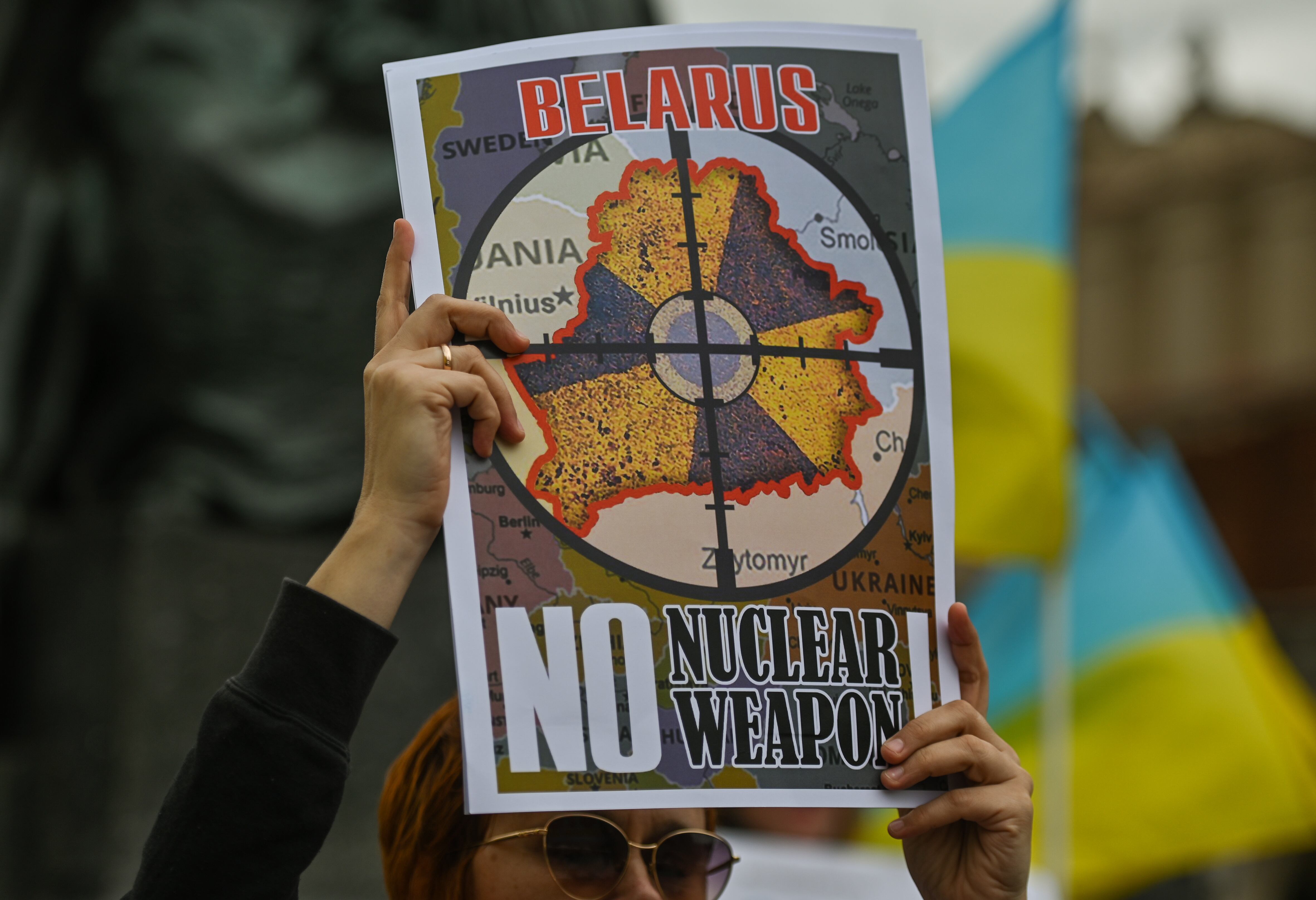 Un manifestante porta una pancarta en la que se lee &quot;No a las armas nucleares en Bielorrusia&quot;