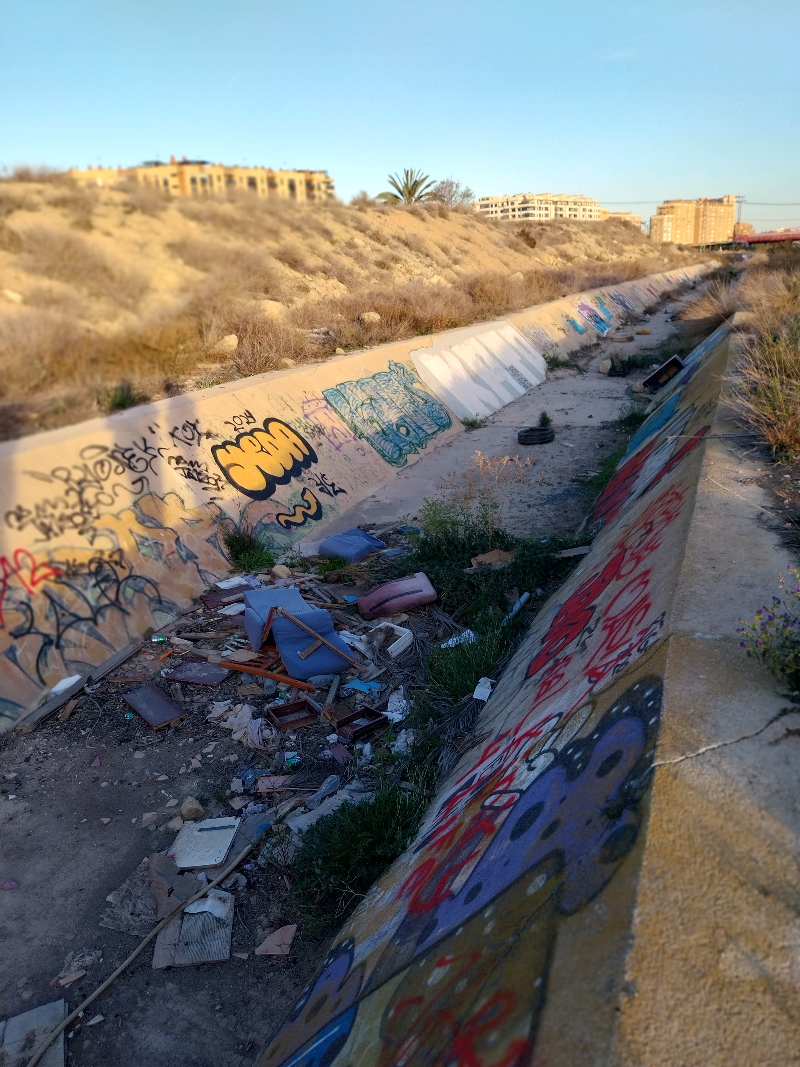 Escombros y zonas abandonadas que rodean el barrio de Ciudad de Asís de Alicante