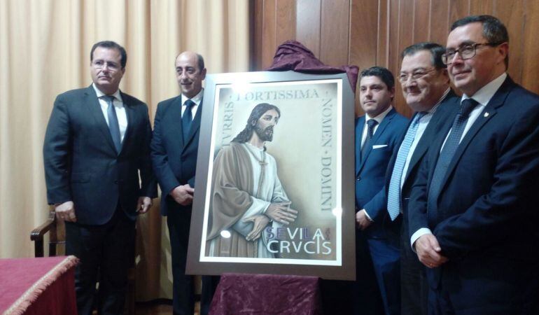 De izquierda a derecha y junto al cartel del Vía Crucis de las Cofradías 2018 que protagonizará el Cautivo de Torreblanca, Juan Carlos Cabrera, José Manuel Romana, el autor Rafael Franco, Joaquín Sainz de la Maza y Práxedes Sánchez