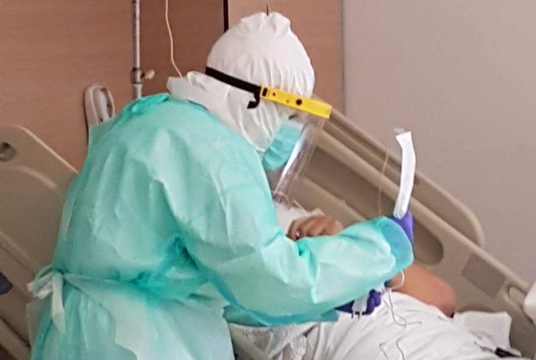 Un sanitario atiende a un paciente en el Hospital Virgen de la Victoria durante la pandemia de COVID-19.