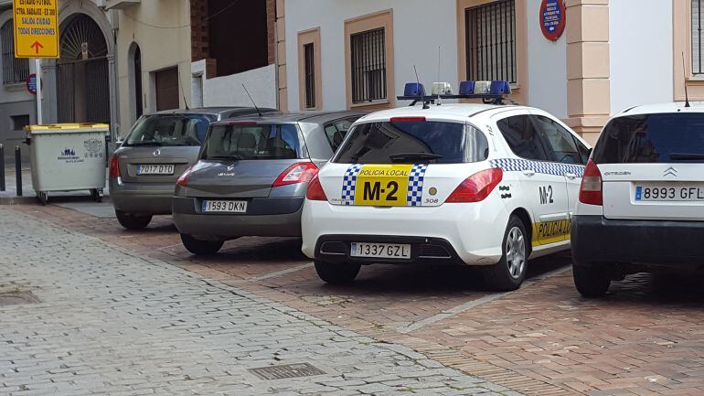 Algunos de los vehículos de la policía en Almendralejo