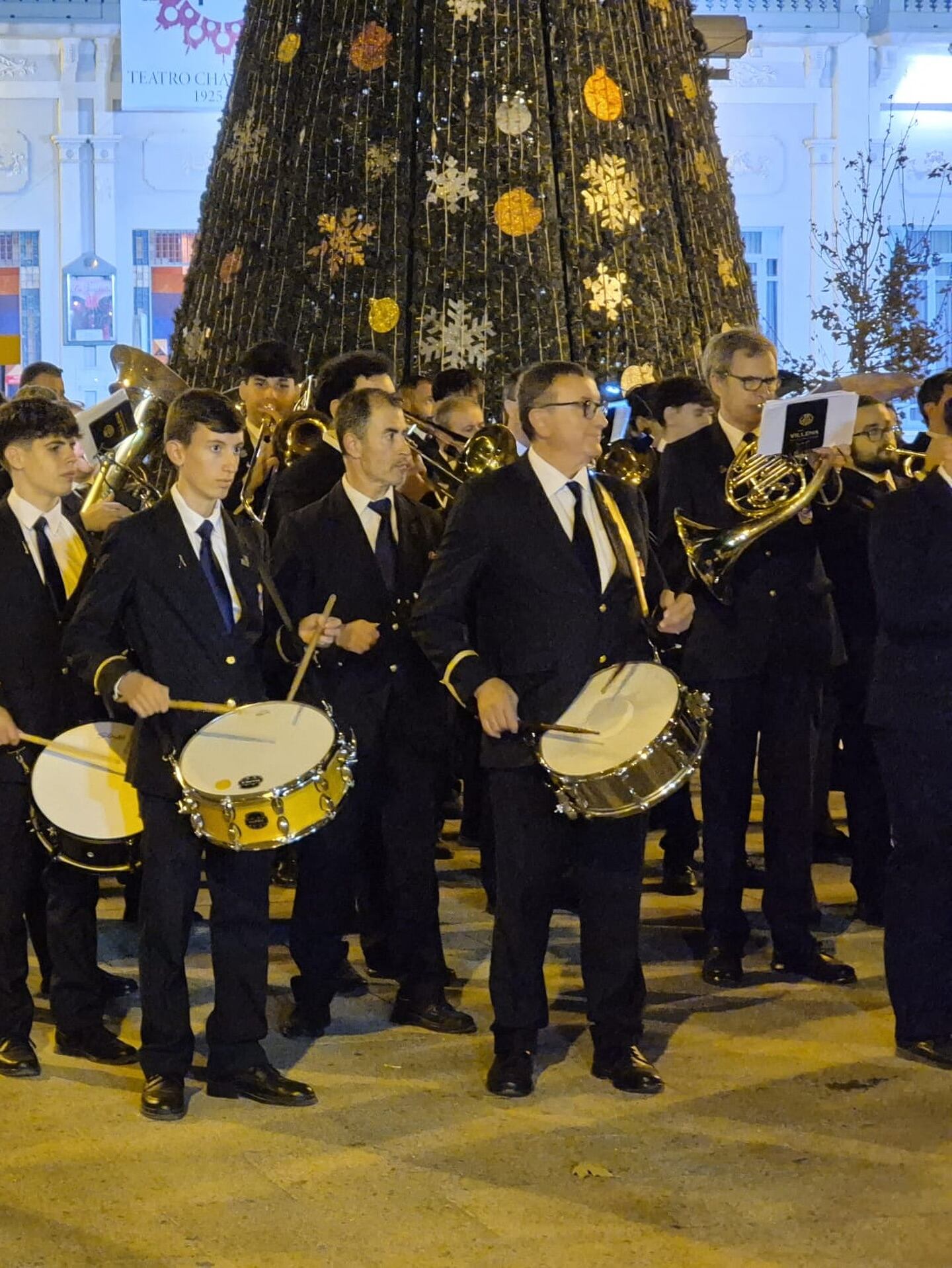 La Banda, junto al árbol de Navidad del Paseo