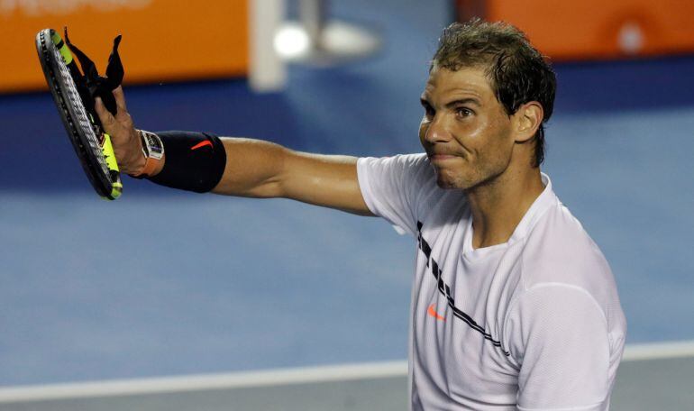 Nadal saluda al público al término del partido frente a Lorenzi en Acapulco