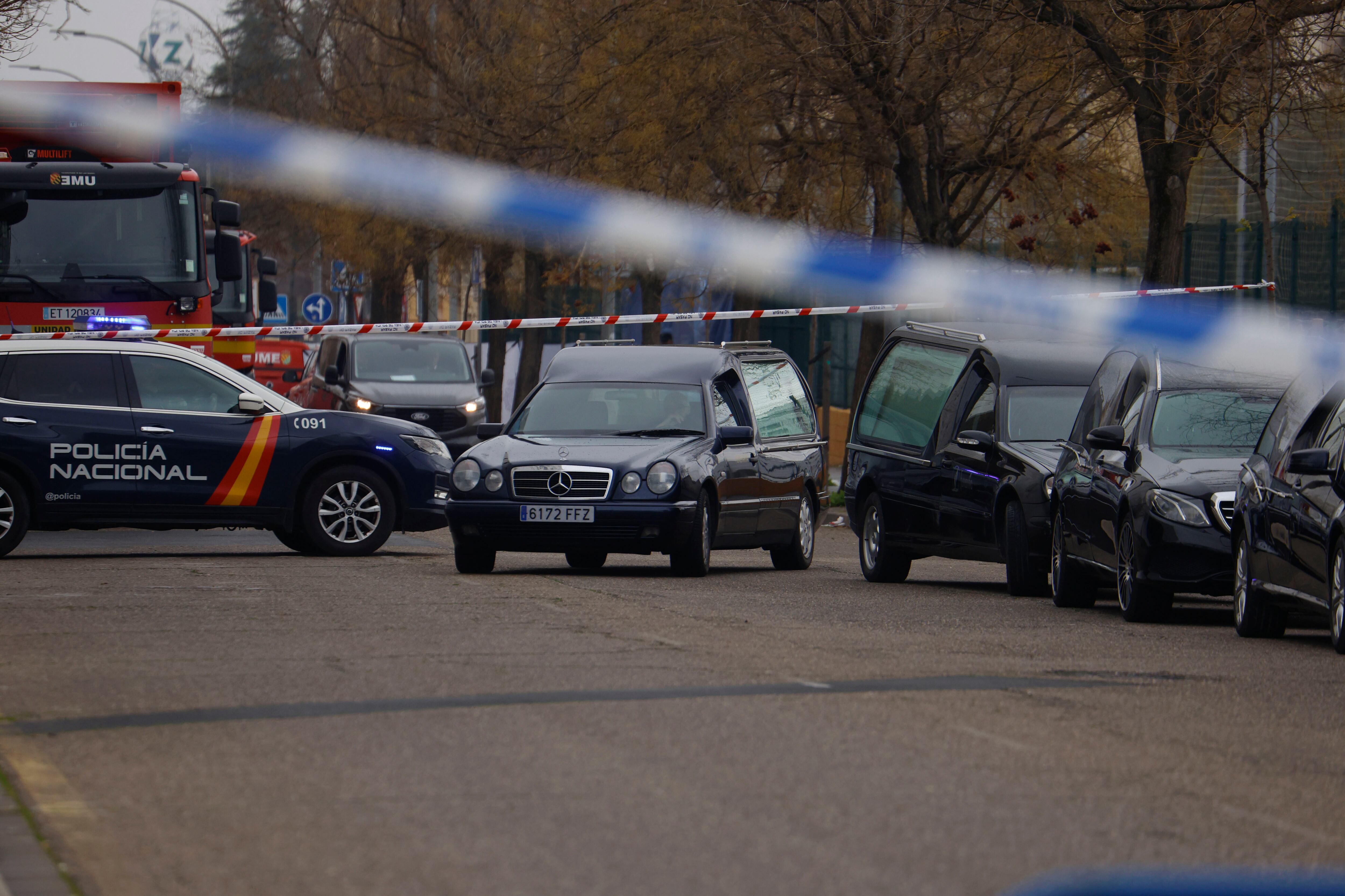 Coches fúnebres siguen llegando al Instituto de Medicina Legal (IML) de Córdoba, donde hasta 27 forenses prosiguen con las labores de identificación de cadáveres de las víctimas del accidente ferroviario de Adamuz (Córdoba) ocurrido el pasado domingo. Los médicos forenses han realizado 38 autopsias e identificado a 25 persona mientras la cifra de fallecidos se mantiene en 42aunque hay 43 denuncias por desaparición. EFE/Salas