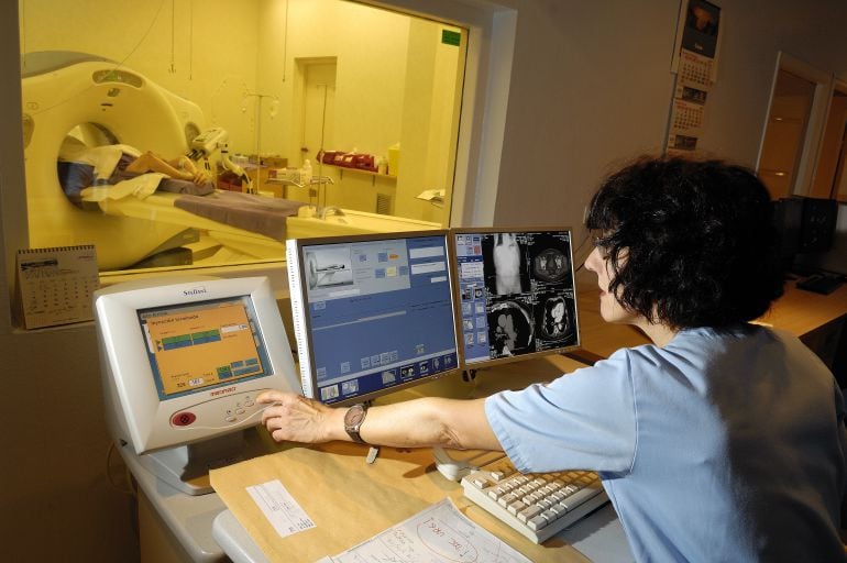 Una enfermera hace un escaner en el Hospital Donostia, en una imagen de archivo.