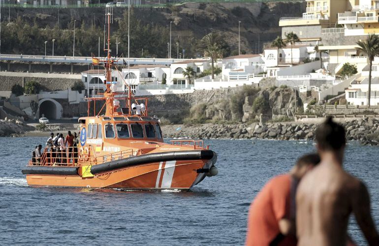 Llegada al puerto de Arguineguín de una embarcación de Salvamento Marítimo.